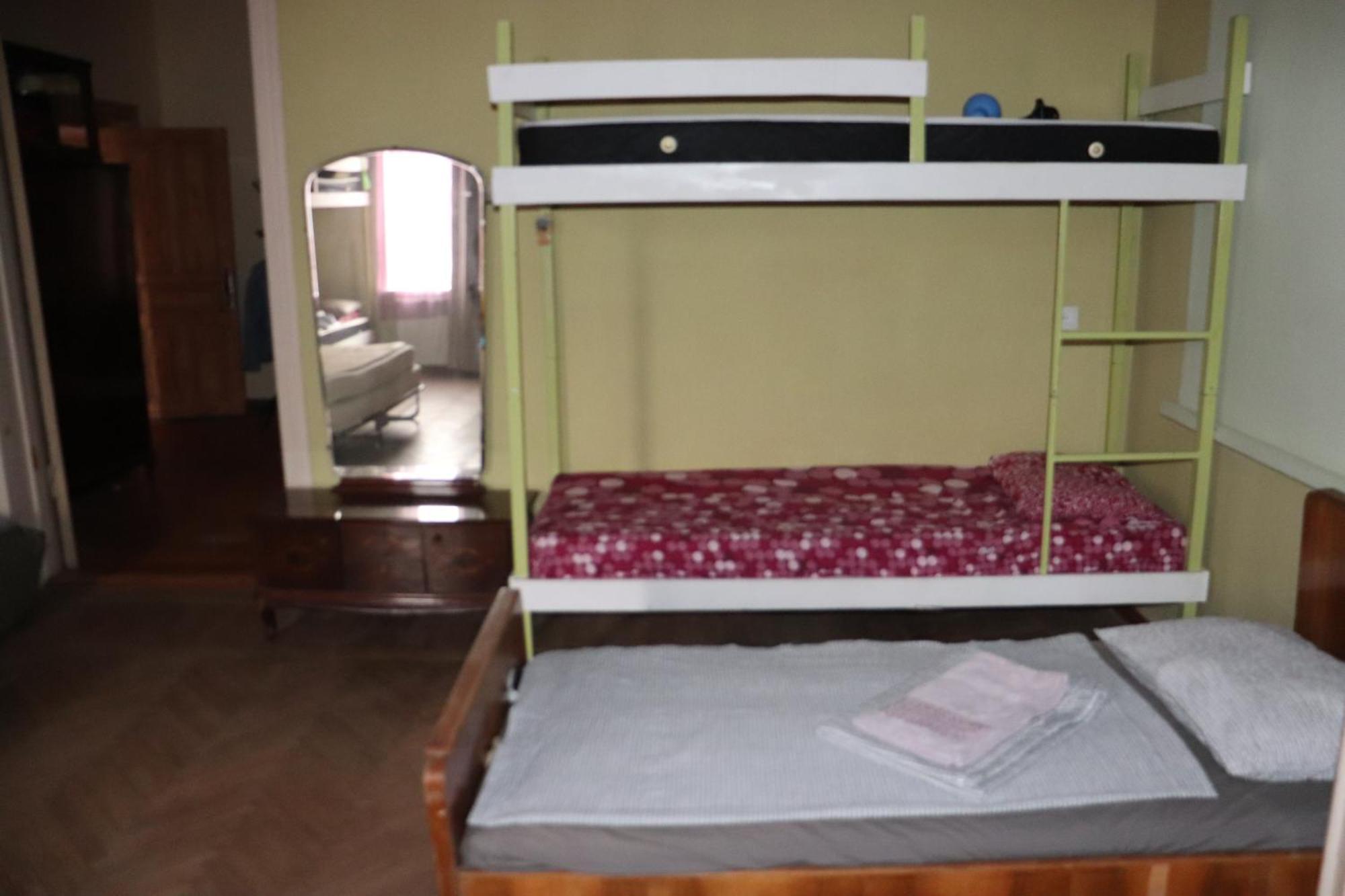 Picnic Hostel Kutaisi Ngoại thất bức ảnh