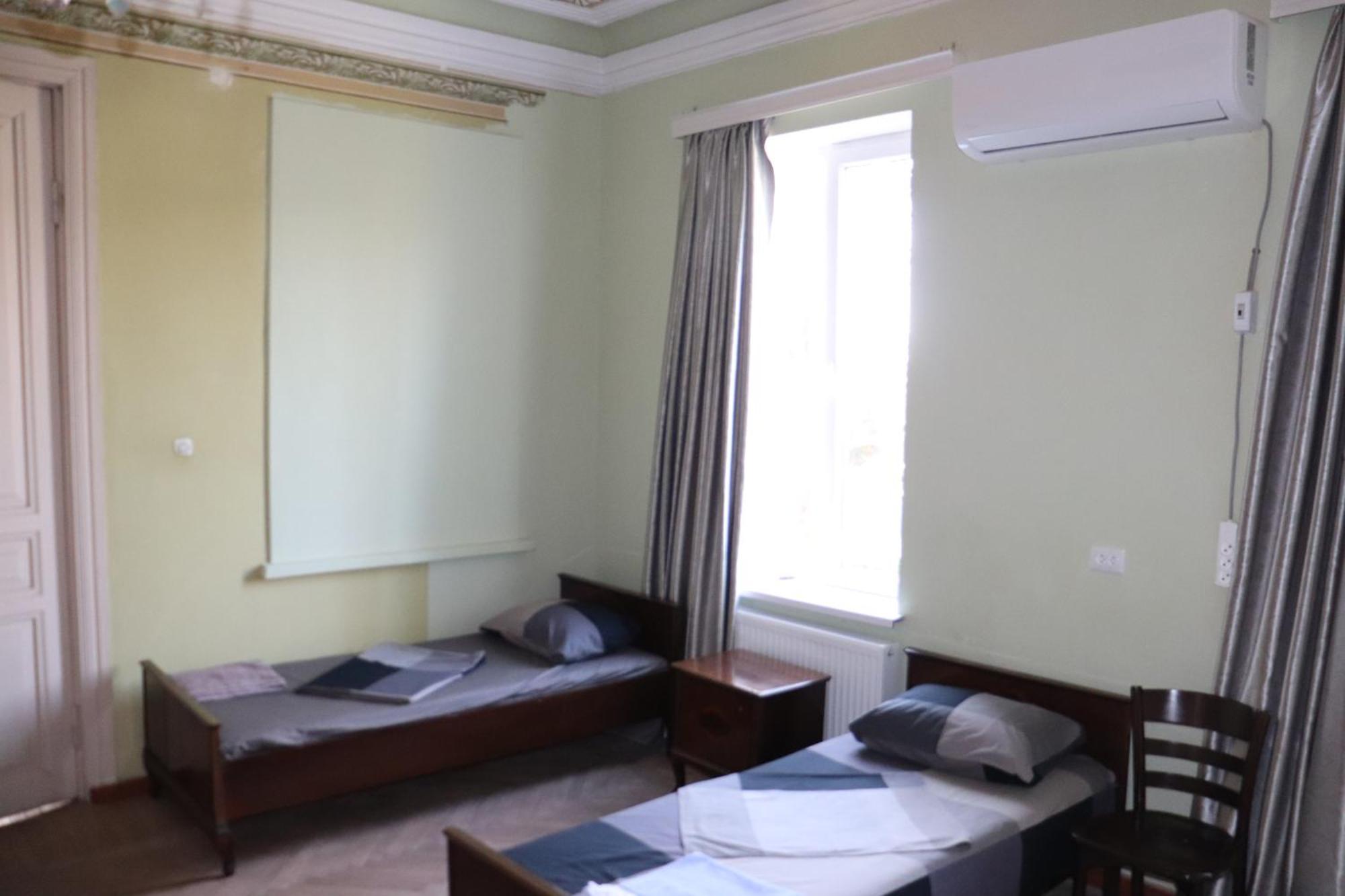 Picnic Hostel Kutaisi Ngoại thất bức ảnh