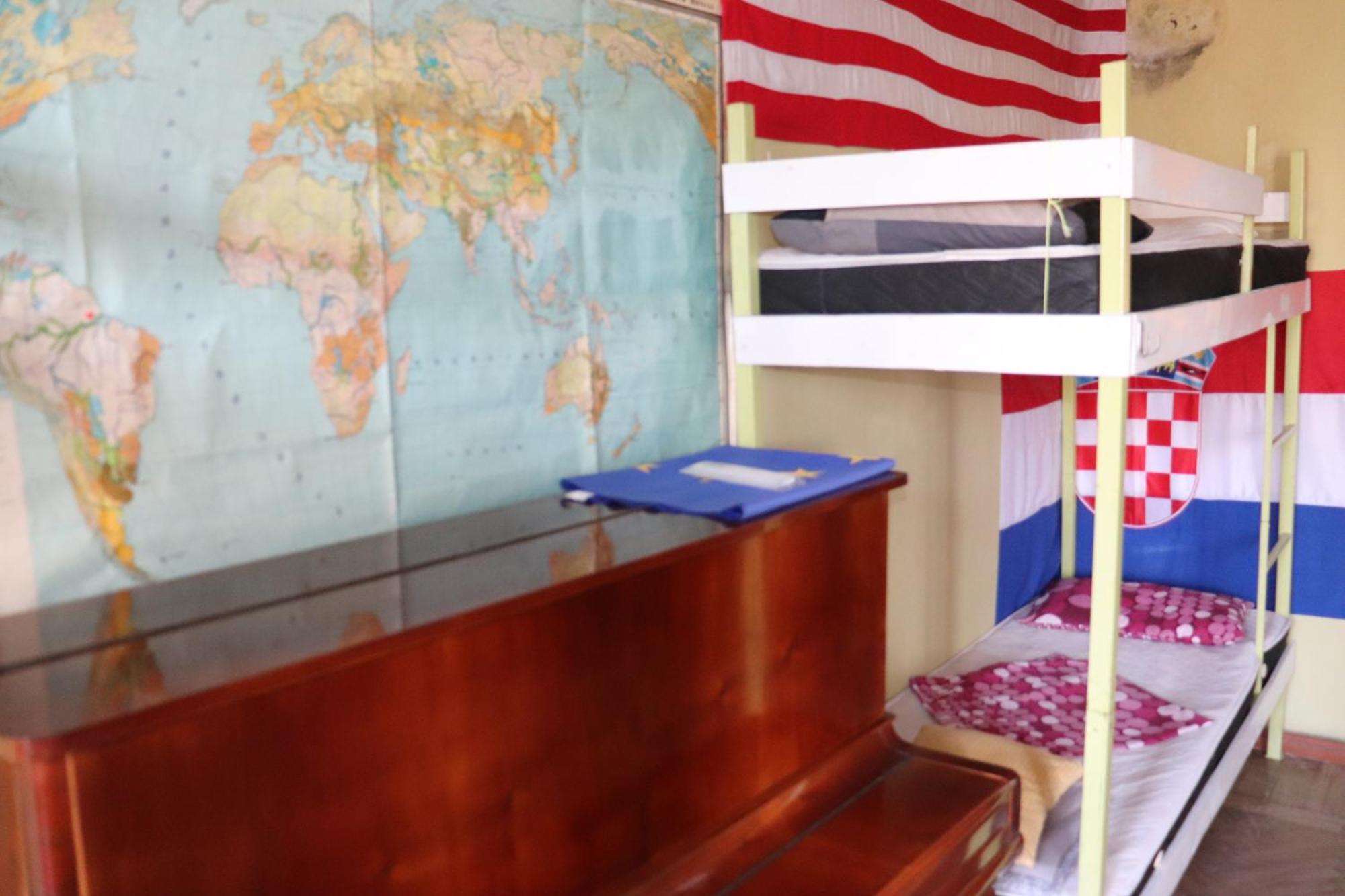 Picnic Hostel Kutaisi Ngoại thất bức ảnh