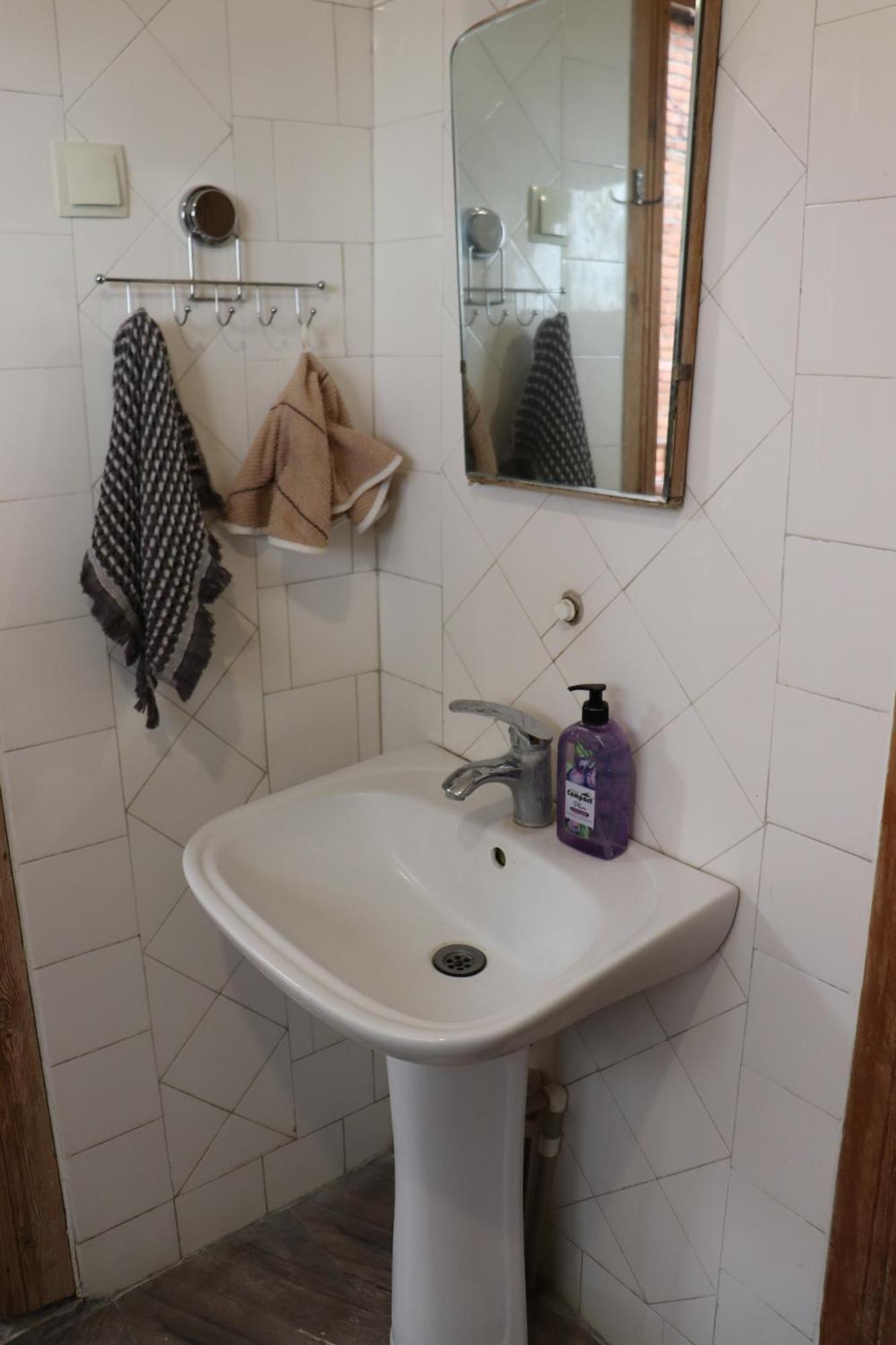 Picnic Hostel Kutaisi Ngoại thất bức ảnh