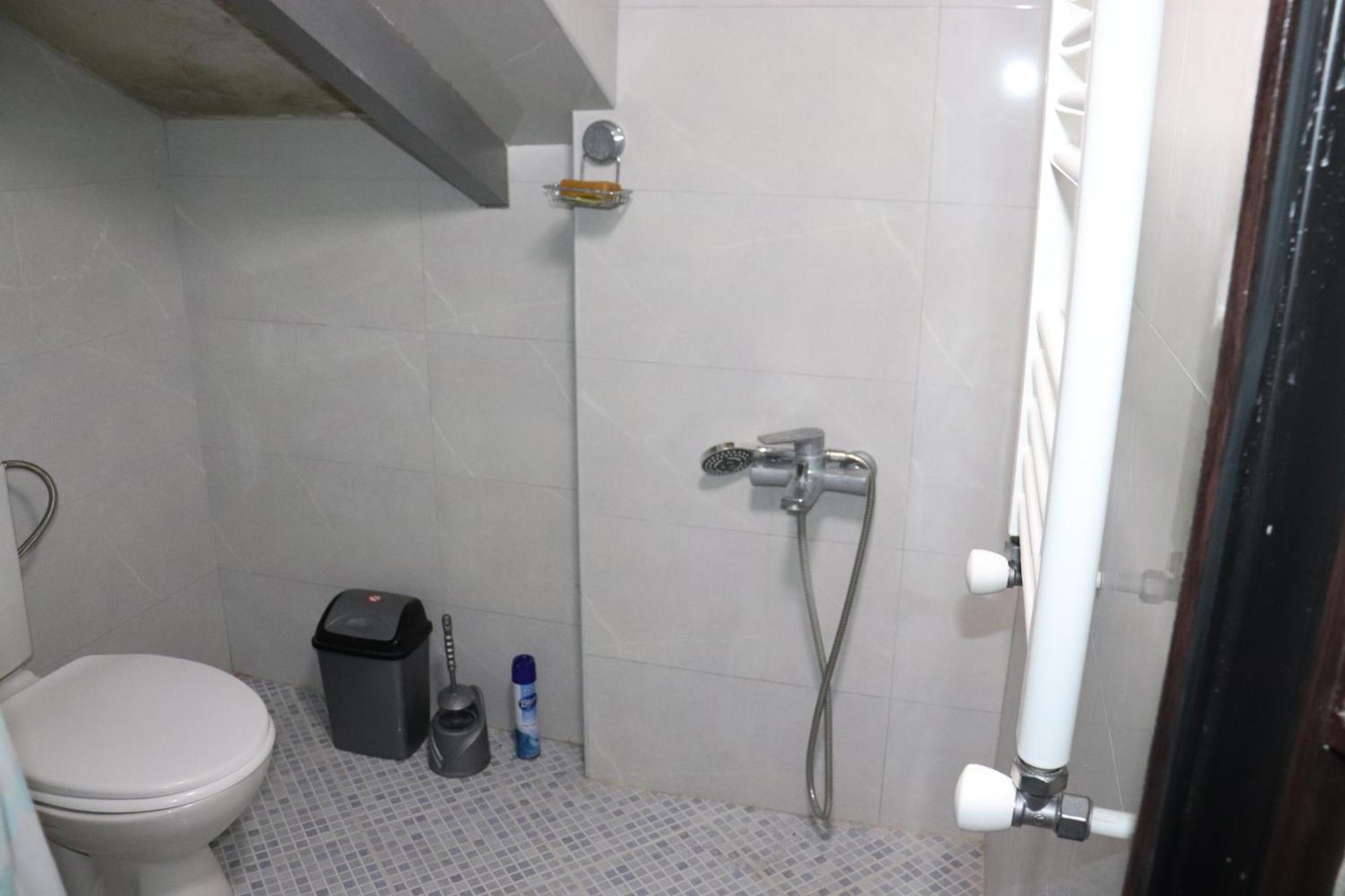 Picnic Hostel Kutaisi Ngoại thất bức ảnh