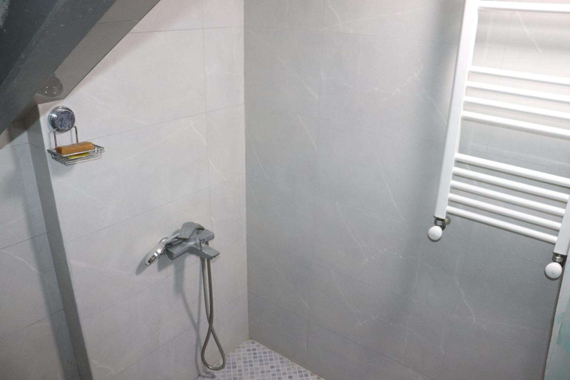 Picnic Hostel Kutaisi Ngoại thất bức ảnh