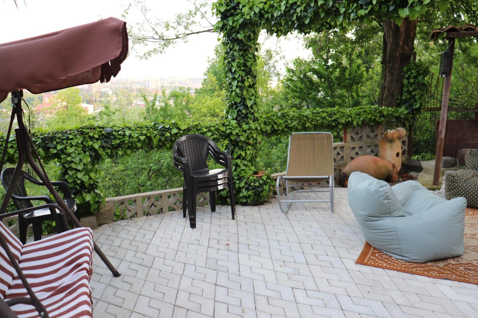 Picnic Hostel Kutaisi Ngoại thất bức ảnh