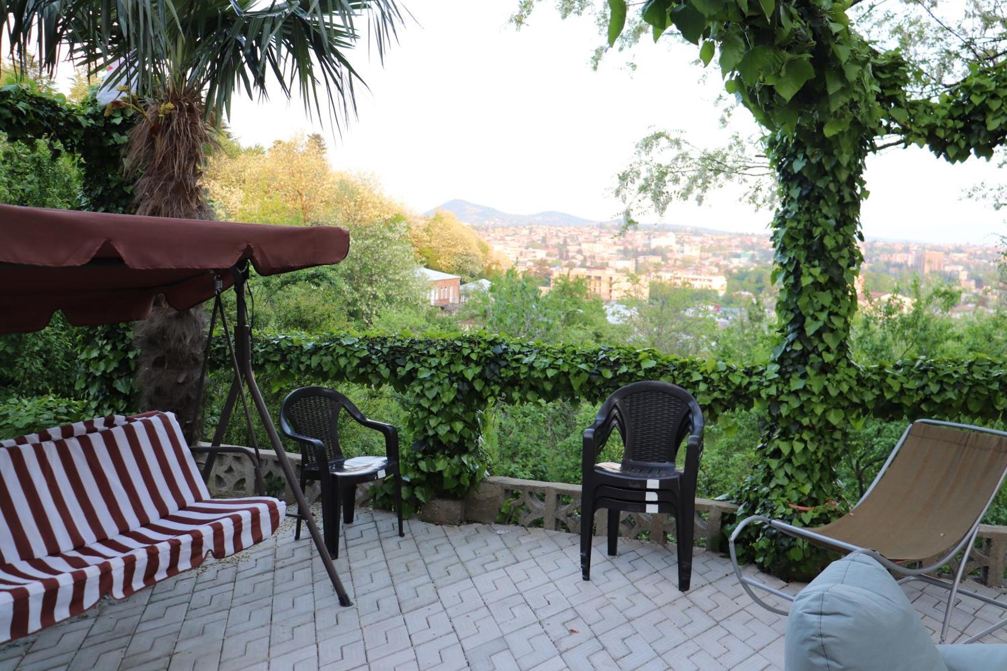 Picnic Hostel Kutaisi Ngoại thất bức ảnh