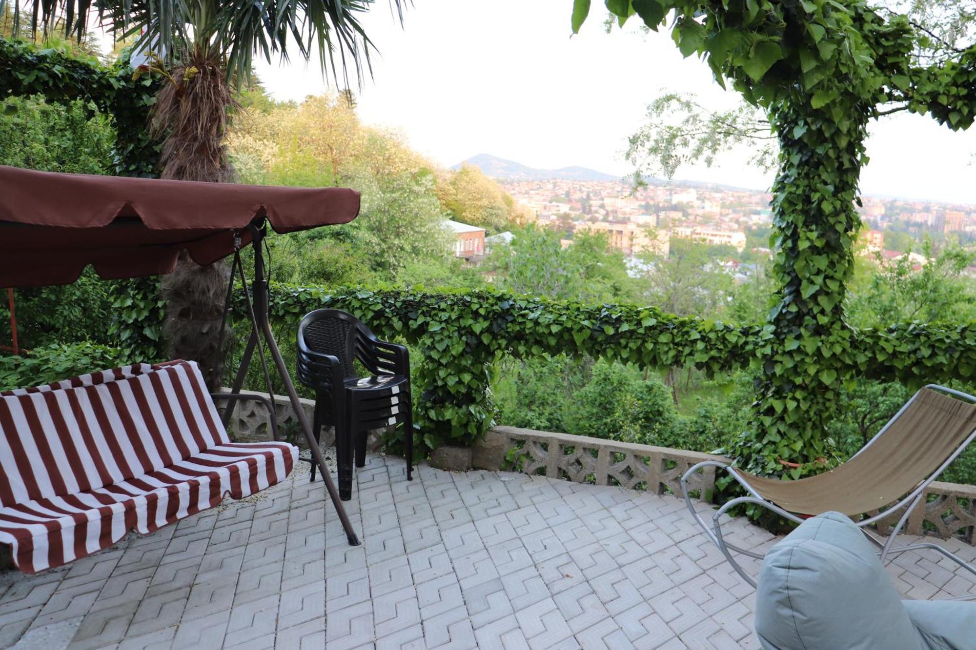 Picnic Hostel Kutaisi Ngoại thất bức ảnh