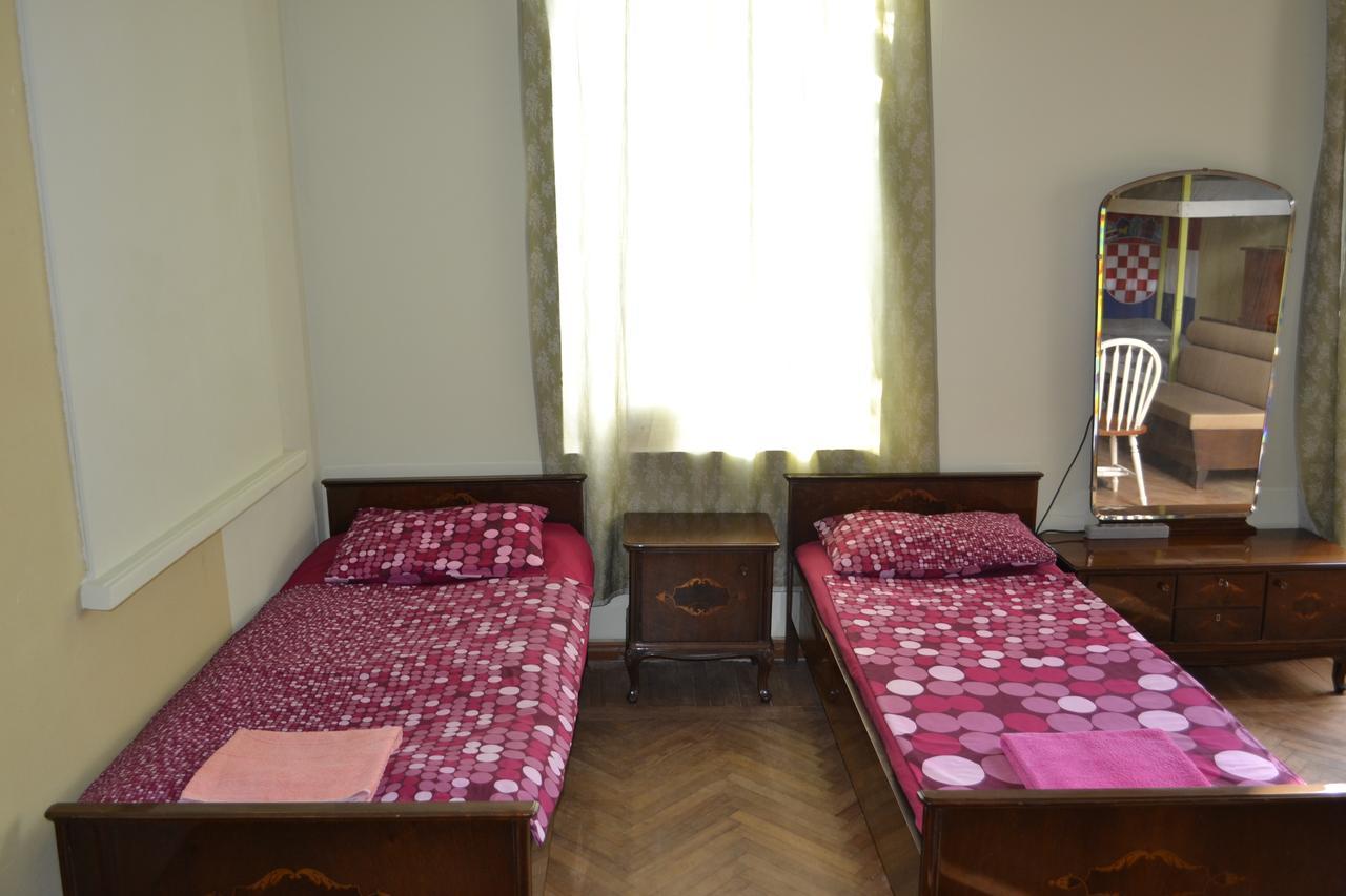 Picnic Hostel Kutaisi Ngoại thất bức ảnh