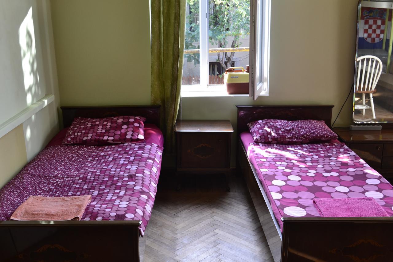 Picnic Hostel Kutaisi Ngoại thất bức ảnh