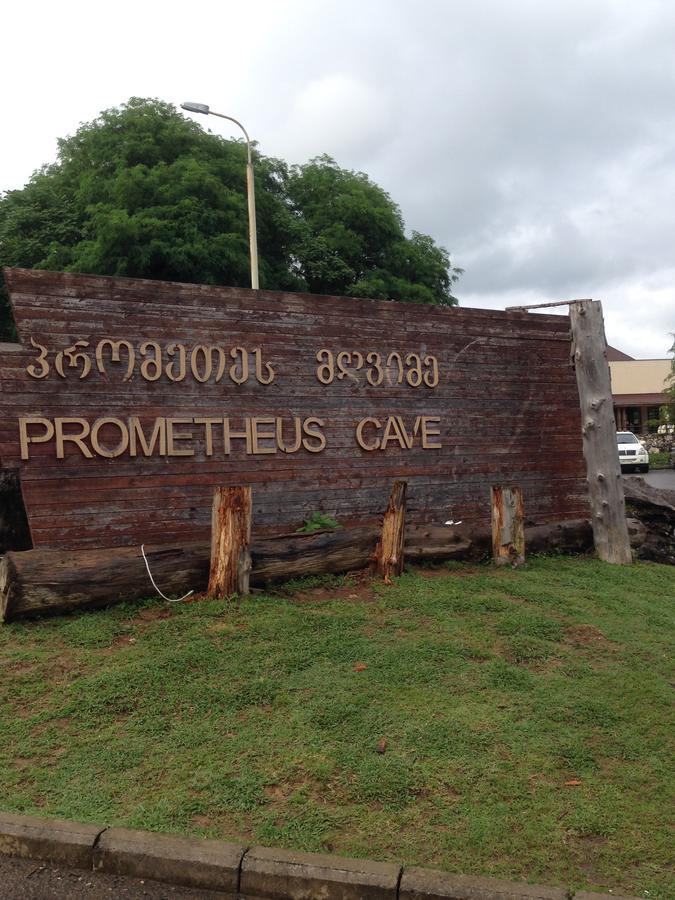 Picnic Hostel Kutaisi Ngoại thất bức ảnh
